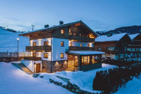 Serviced Luxury Chalet Evi, Ski-in Ski-out Kaprun